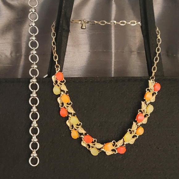 Vintage Leaf & Lucite/Thermoset Necklace - Picture 3 of 4